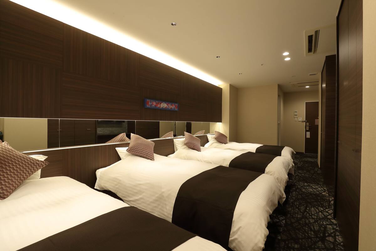 Quadruple Room, Non Smoking | Gebar bulu kapas, langsir/tirai gelap terus, Wi-fi percuma 