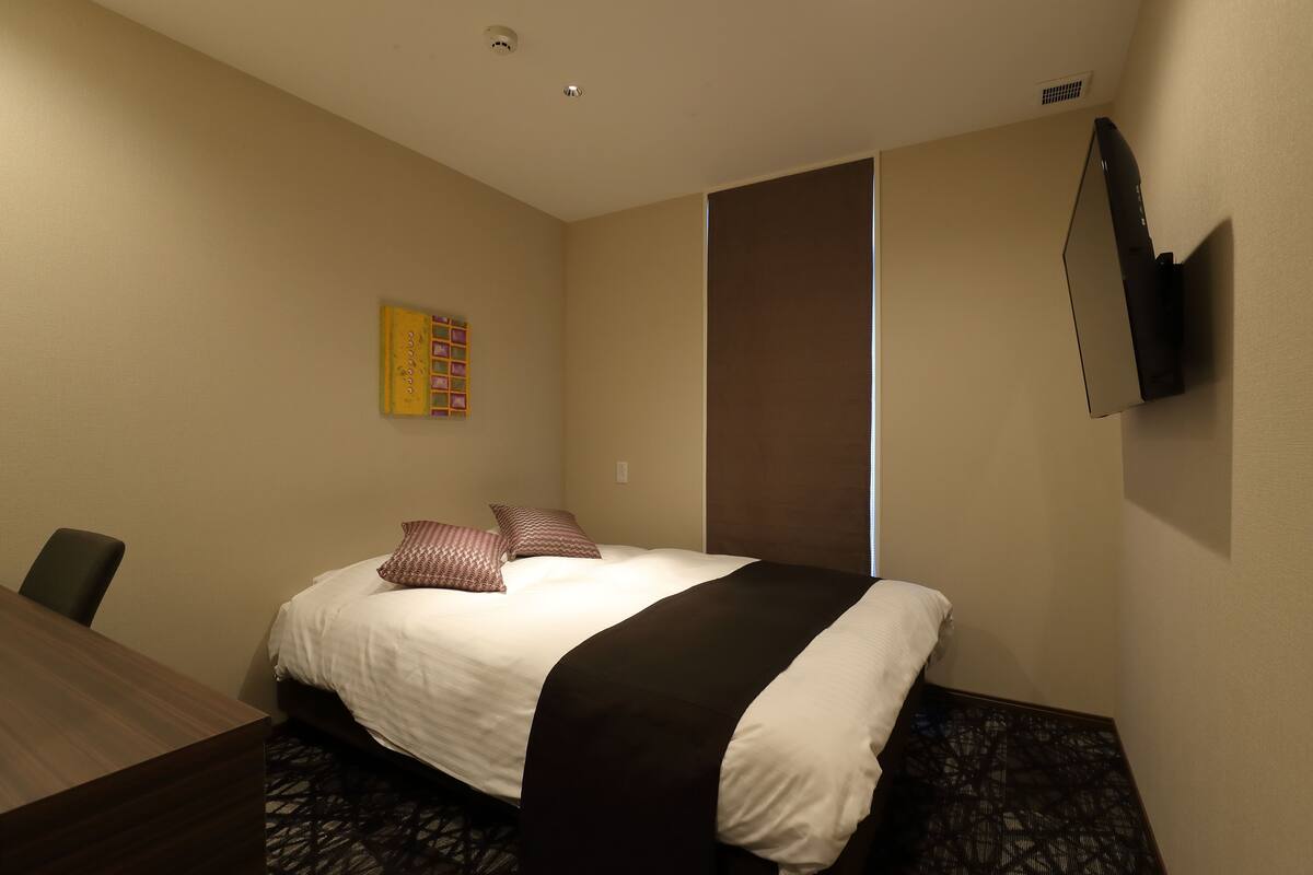 Double Room, Non Smoking | Gebar bulu kapas, langsir/tirai gelap terus, Wi-fi percuma 