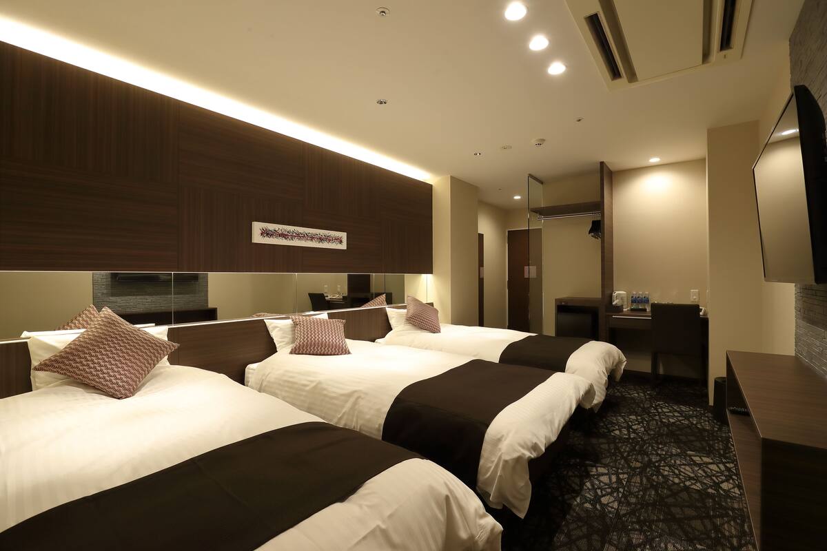 Triple Room, Non Smoking | Gebar bulu kapas, langsir/tirai gelap terus, Wi-fi percuma 