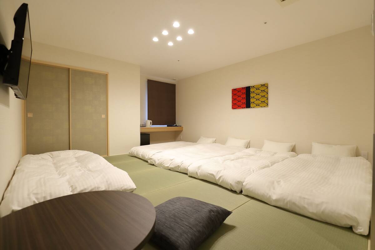 Traditional Room, Non Smoking (For 3-5 People) | Gebar bulu kapas, langsir/tirai gelap terus, Wi-fi percuma 
