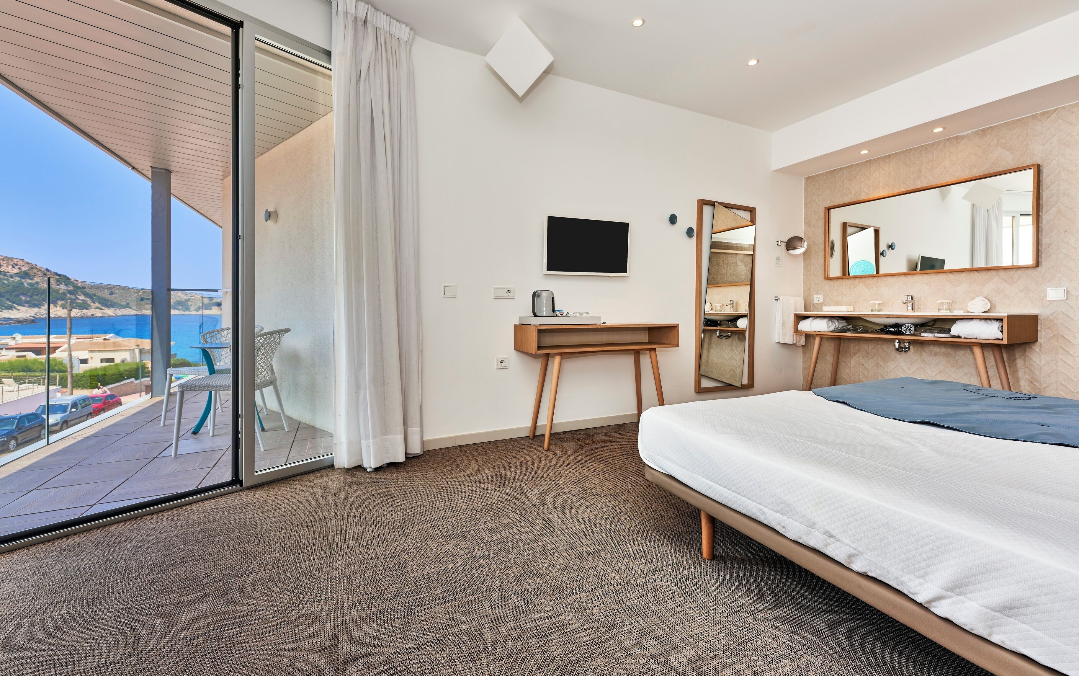 In-room safe, laptop workspace, WiFi, bed sheets