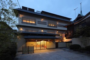Front of property – evening/night - Gion Ryokan Karaku (Kyoto)