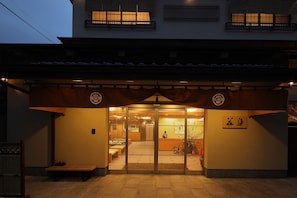 施設の正面 (日没後)