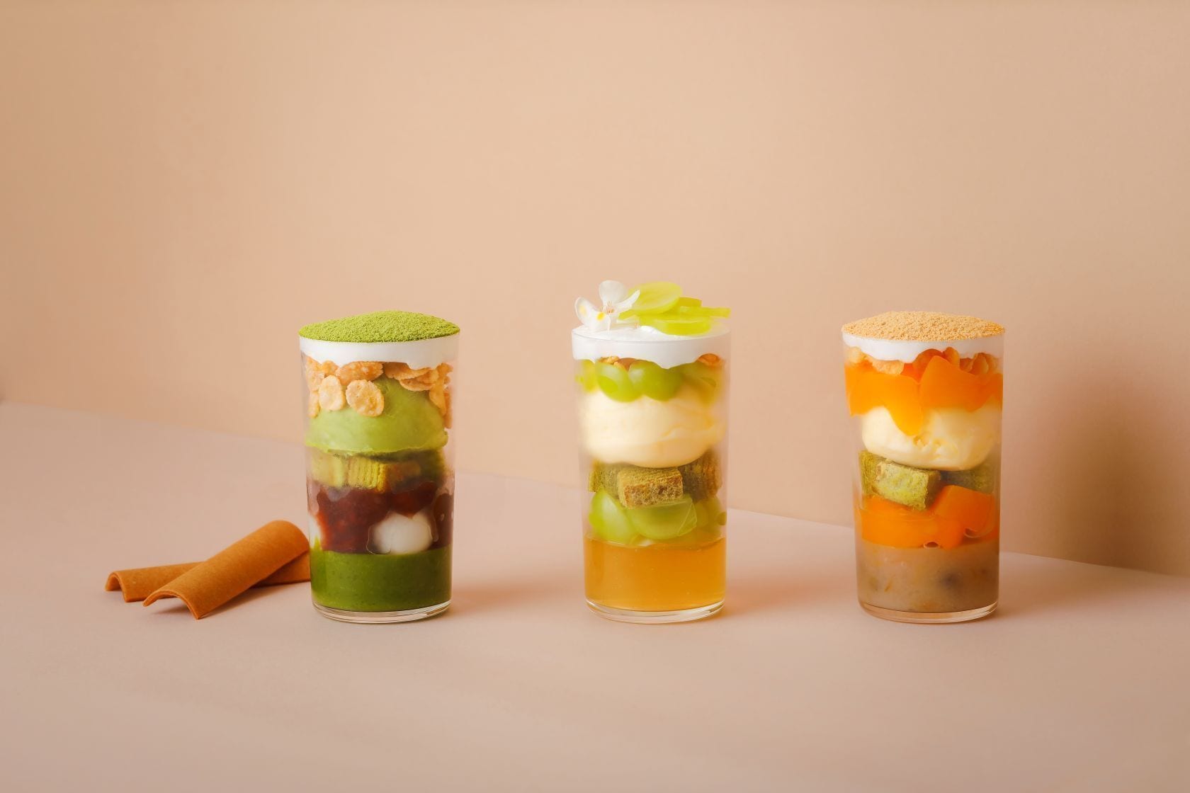 Drei Schichtdesserts in Glasbehältern.