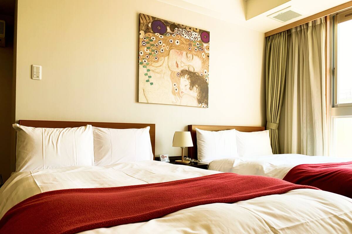 Standaard Twin kamer (Western Room) | Donzen dekbedden, een kluis op de kamer, verduisterende gordijnen