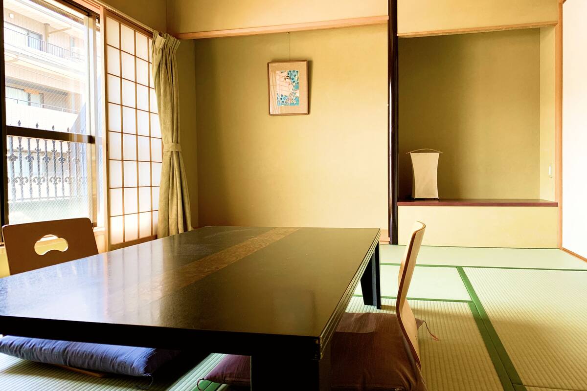 Traditional Room | Gebar bulu kapas, peti besi dalam bilik, langsir/tirai gelap terus