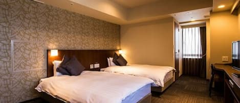 Une chambre d’hôtel avec deux lits, un bureau et une télévision.