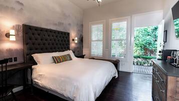 Standardrum - 1 kingsize-säng | Italienska Frette-lakan, sängtillbehör av högsta kvalitet och duntäcken