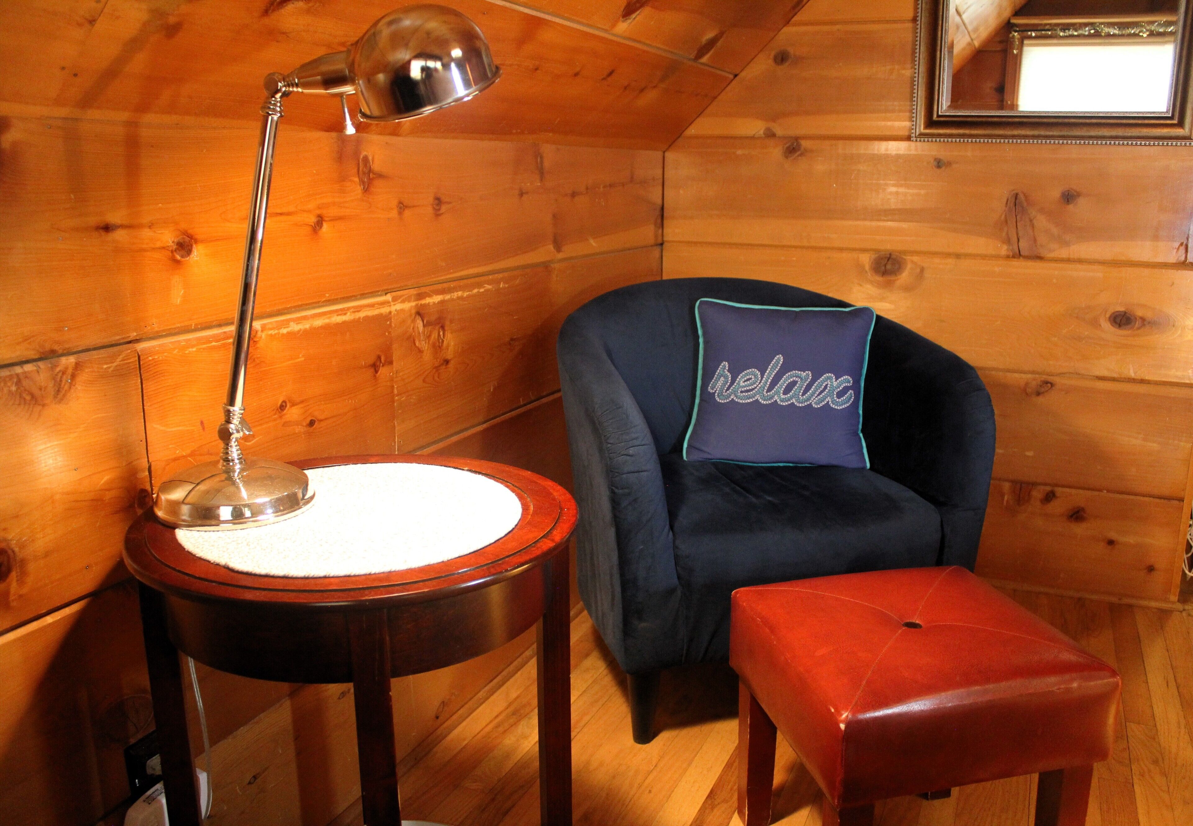 豪華開放式套房, 1 張加大雙人床, 非吸煙房, 壁爐 | 起居區 | 36-吋智慧型電視，提供衛星頻道