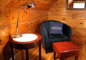 Suite estudio Deluxe, 1 cama Queen size, para no fumadores, chimenea | Área de sala de estar | Smart TV de 36 pulgadas con canales vía satélite