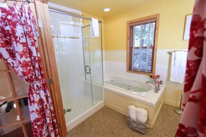 Sequoia Suite | Bathroom - Elliott House Boutique Inn (Shaver Lake)