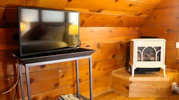 Deluxe Studio Suite, 1 Katil Ratu (Queen), Non Smoking, Fireplace | Televisyen