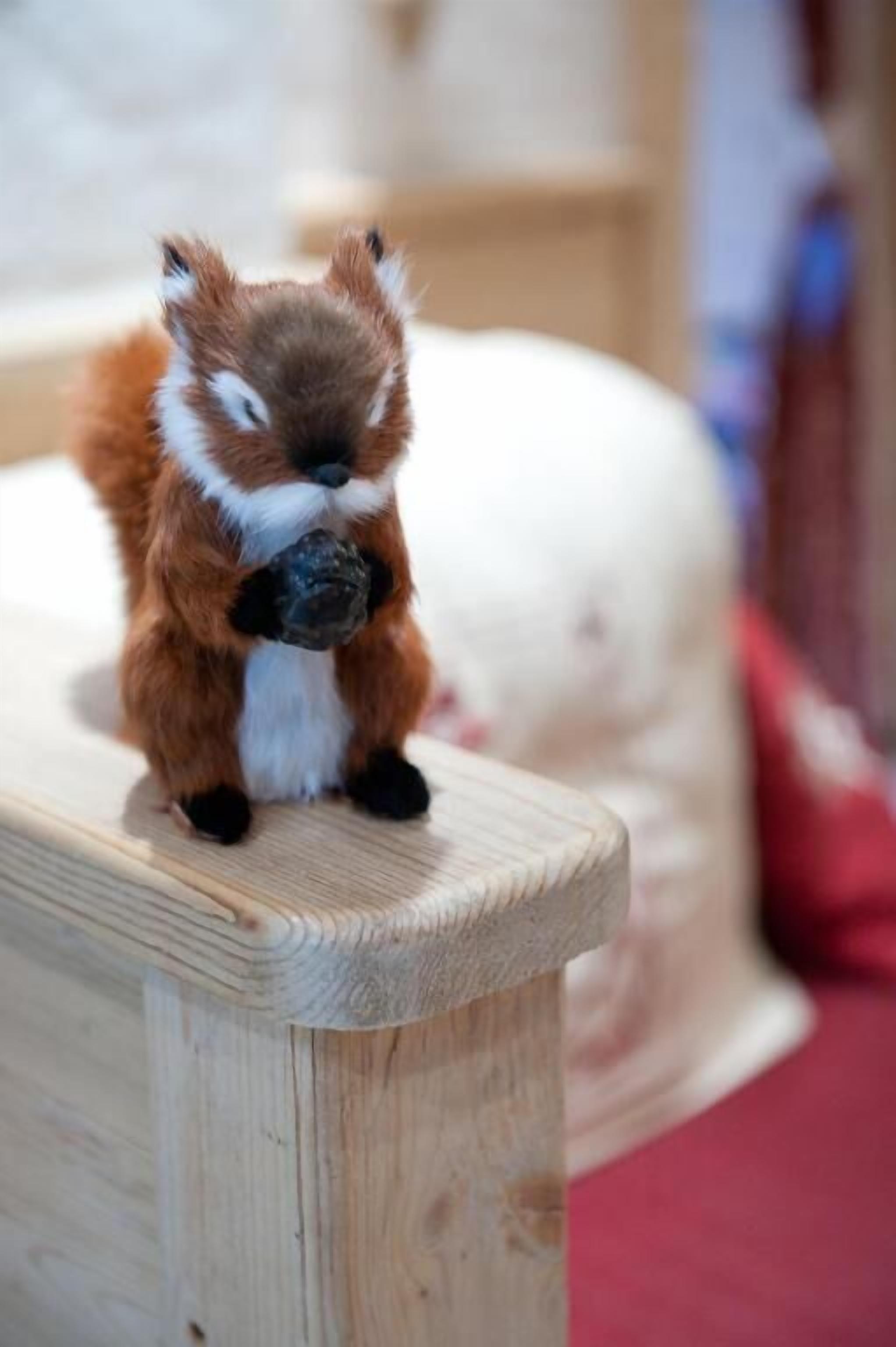 Une petite figurine d’animal posée sur une surface en bois.