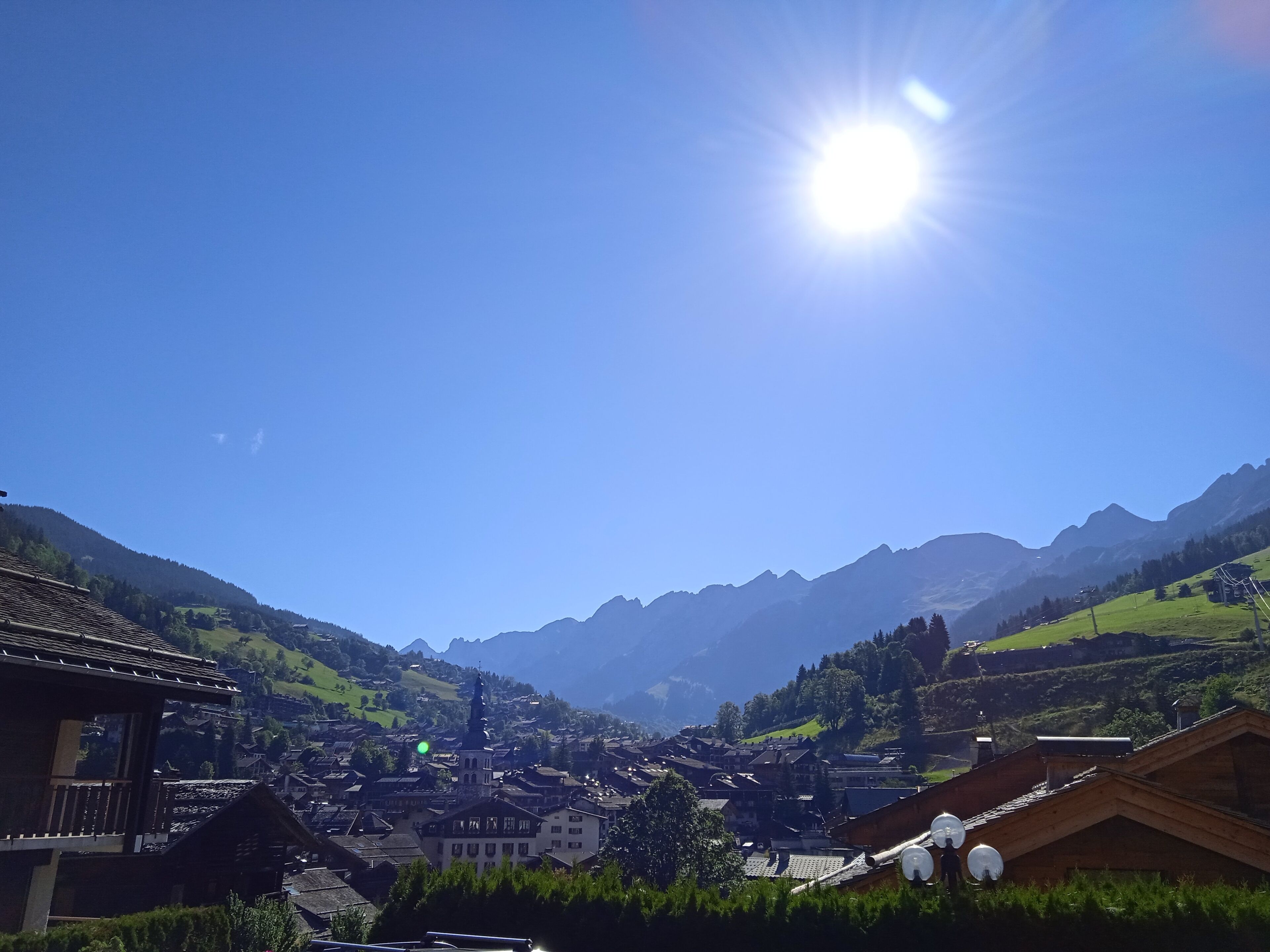 Un pueblo de montaña con edificios tradicionales y cielo despejado.