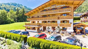 Vista frontal de la propiedad