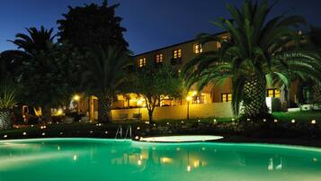 Een seizoensgebonden buitenzwembad, parasols voor strand/zwembad