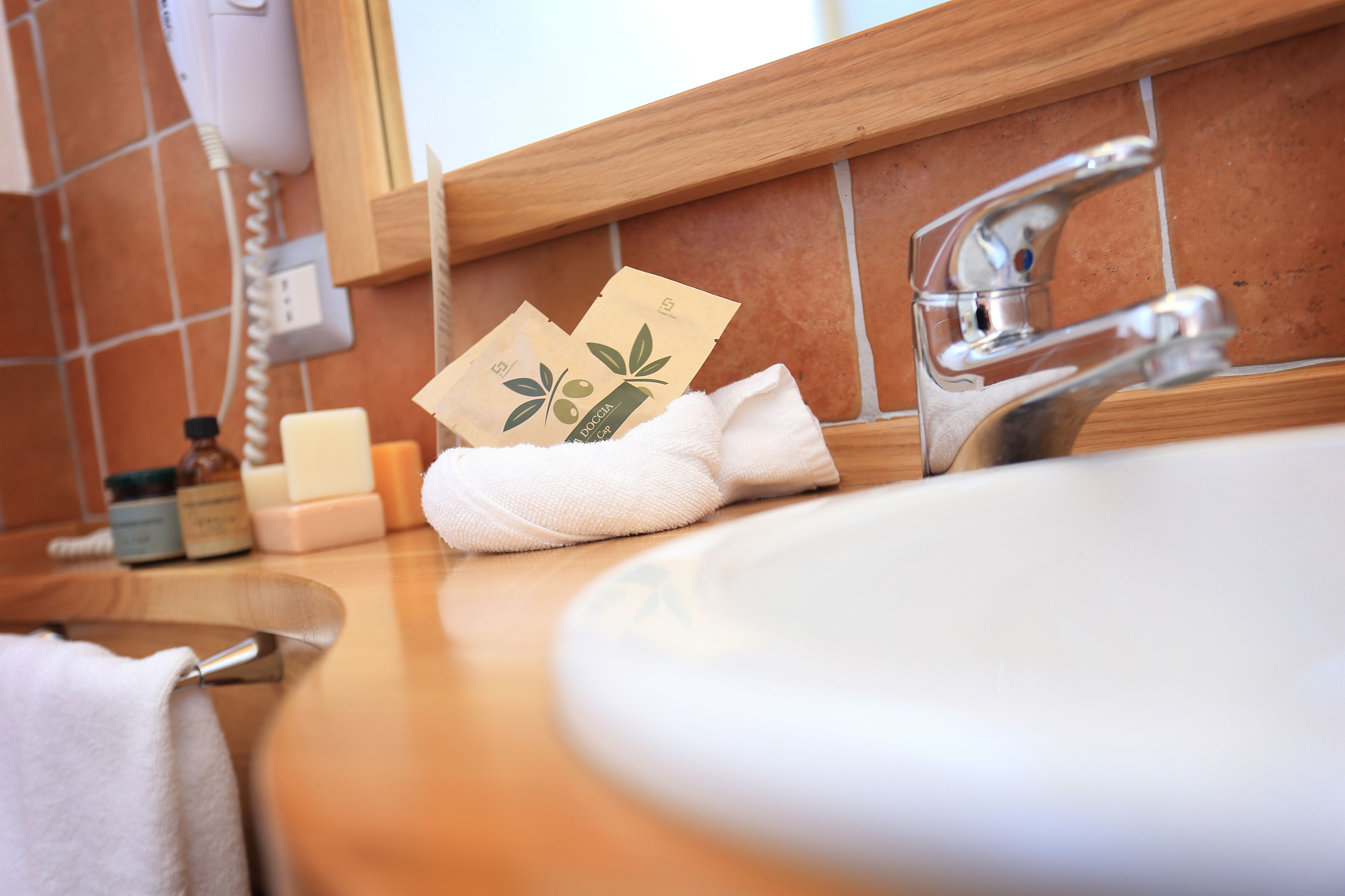 classic double room | bathroom | shower, rainfall showerhead, free toiletries, hair dryer