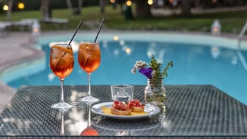 Se sirven desayunos y cocina mediterránea; con vista a la alberca