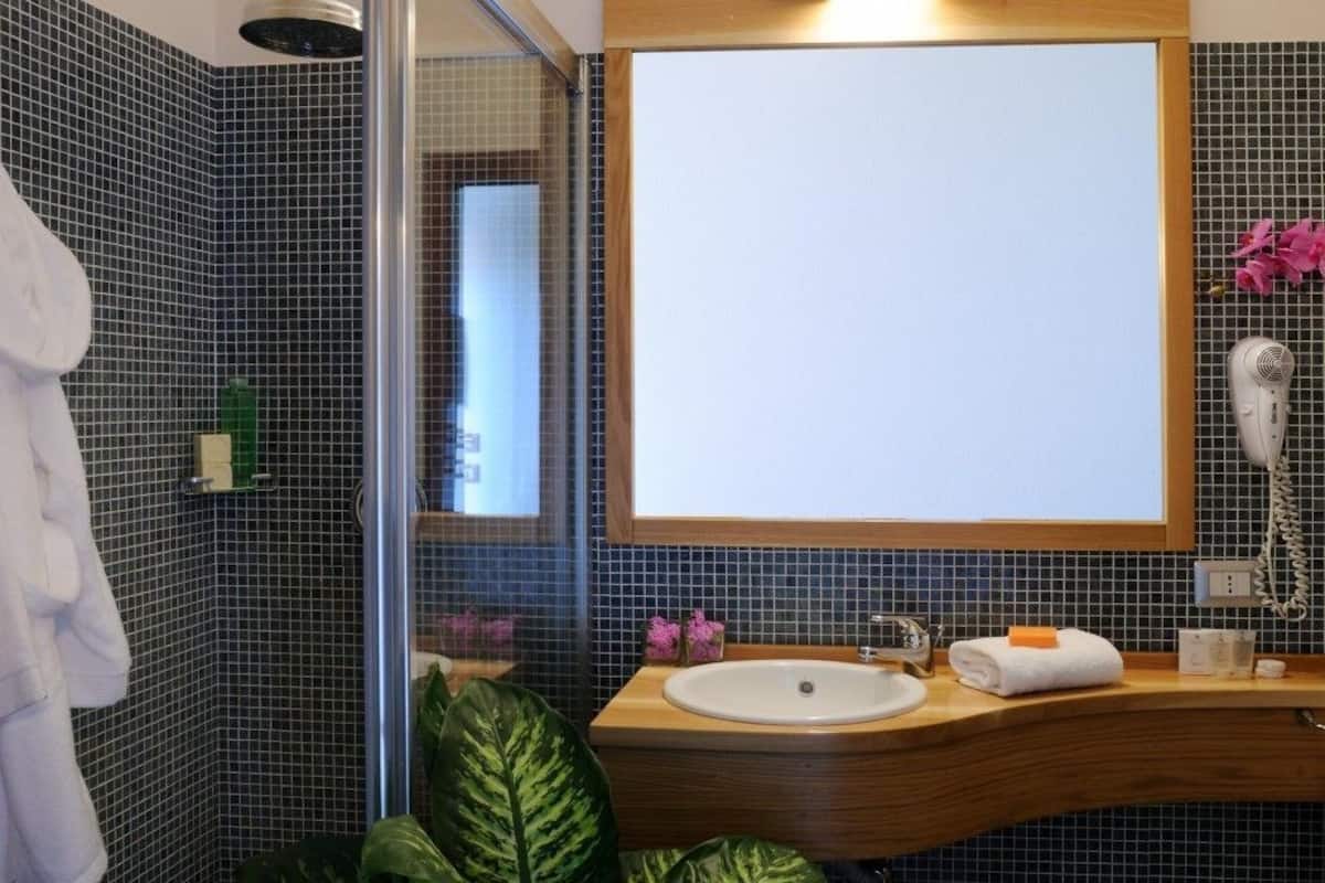 superior double room, garden view | bathroom | shower, rainfall showerhead, free toiletries, hair dryer