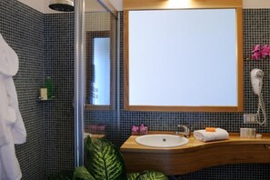 Superior Double Room, Garden View | Bathroom | Shower, rainfall showerhead, free toiletries, hair dryer