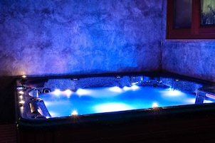 Salas de tratamientos para parejas, sauna, bañera de hidromasaje
