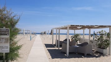 Privatstrand in der Nähe, Liegestühle, Sonnenschirme