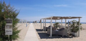 Playa privada cerca, tumbonas y sombrillas