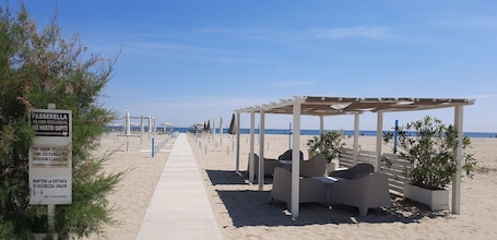 Playa privada cerca, tumbonas y sombrillas. Ostello Casa per Ferie Stella Marina - Hostel