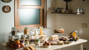 A breakfast buffet with various food items and condiments. - Su Leunaxiu (Soleminis)