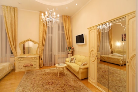 Deluxe Suite | Premium bedding, minibar, in-room safe, soundproofing