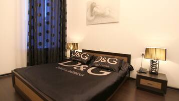 Roupas de cama premium, frigobar, cofres nos quartos