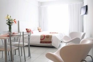 In-room safe, individually furnished, blackout drapes - Apart Via 51 (La Plata)