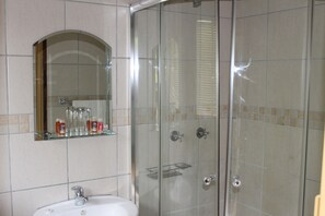 Doppelzimmer | Badezimmer | Kostenlose Toilettenartikel, Haartrockner, Handtücher