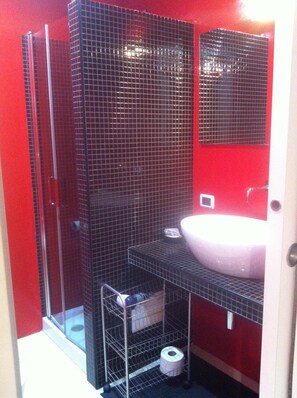 Dusche, Regendusche, kostenlose Toilettenartikel, Haartrockner