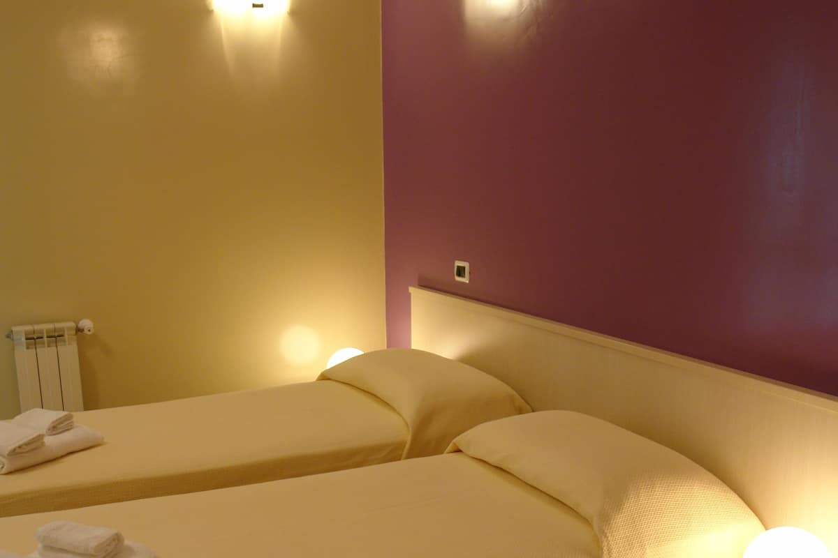 Tweepersoonskamer | Luxe beddengoed, een minibar, individueel gedecoreerd, een bureau