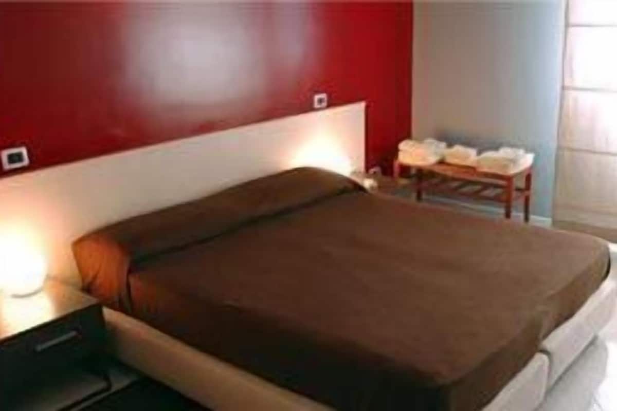 Driepersoonskamer | Luxe beddengoed, een minibar, individueel gedecoreerd, een bureau