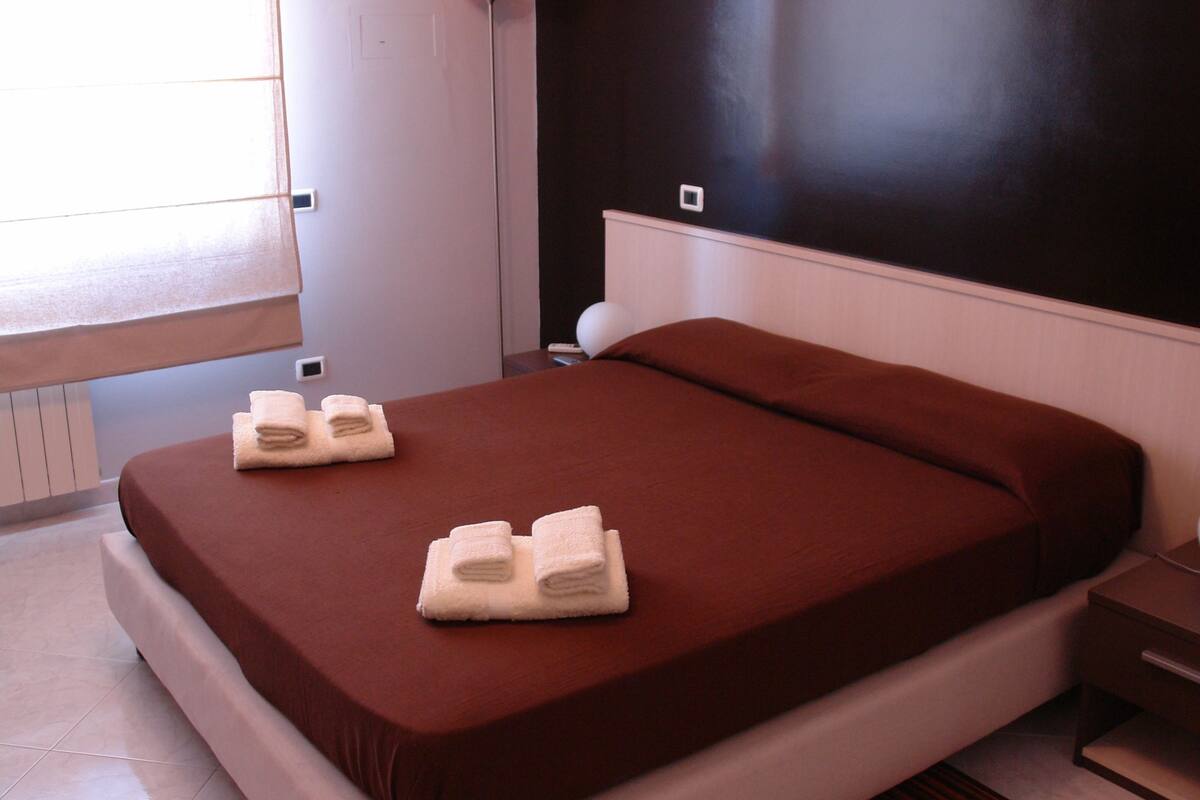 Ropa de cama de alta calidad, minibar y escritorio