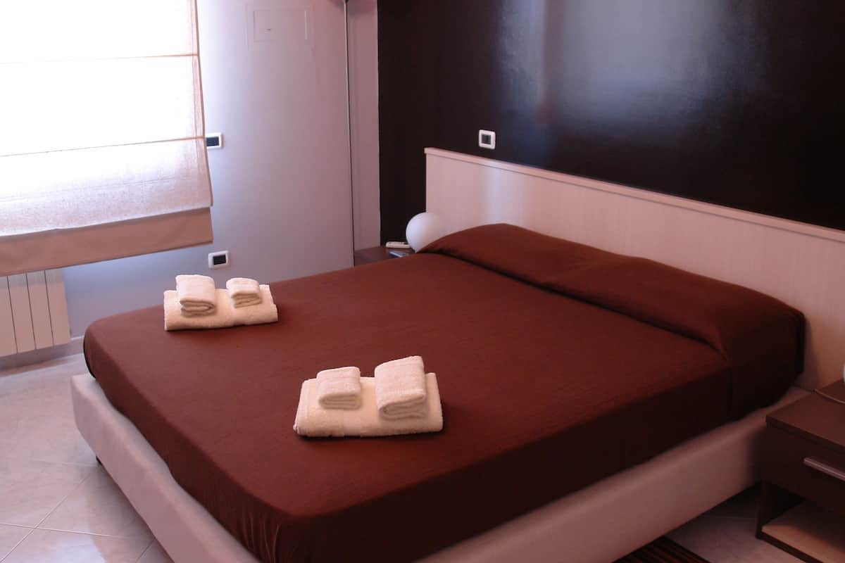 Luxe beddengoed, een minibar, individueel gedecoreerd, een bureau