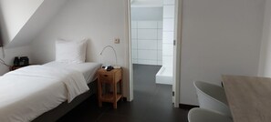 In-room safe, desk, free WiFi, bed sheets - Lavan Bed and Breakfast (Leuven)