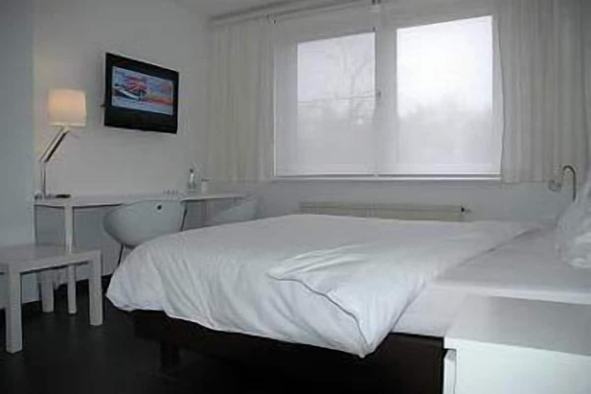 Chambre Double Confort | Coffres-forts dans les chambres, bureau, Wi-Fi gratuit, draps fournis