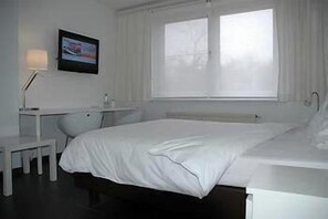 Dobbeltrom – comfort | Safe på rommet, skrivebord, wi-fi (inkludert) og sengetøy