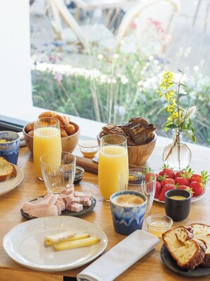 Desayuno buffet todos los días (con cargo) 