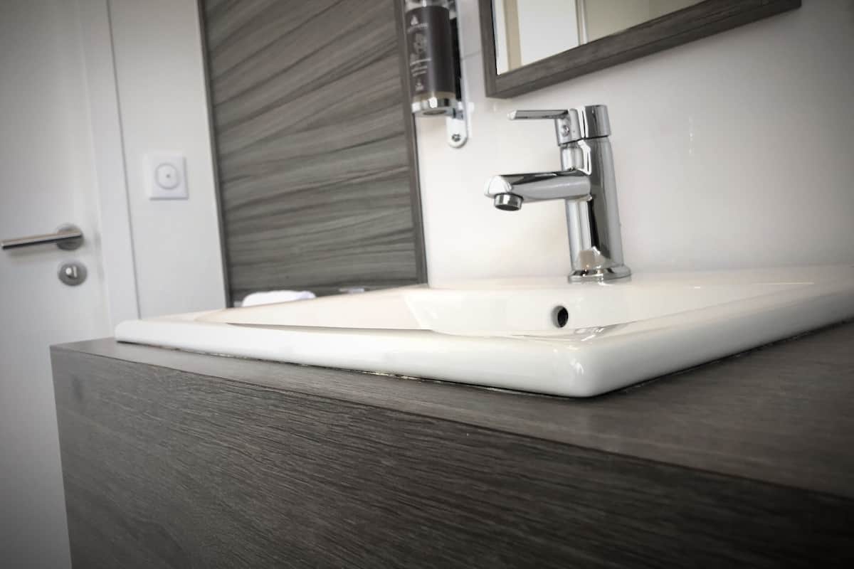 shower, rainfall showerhead, free toiletries, hair dryer