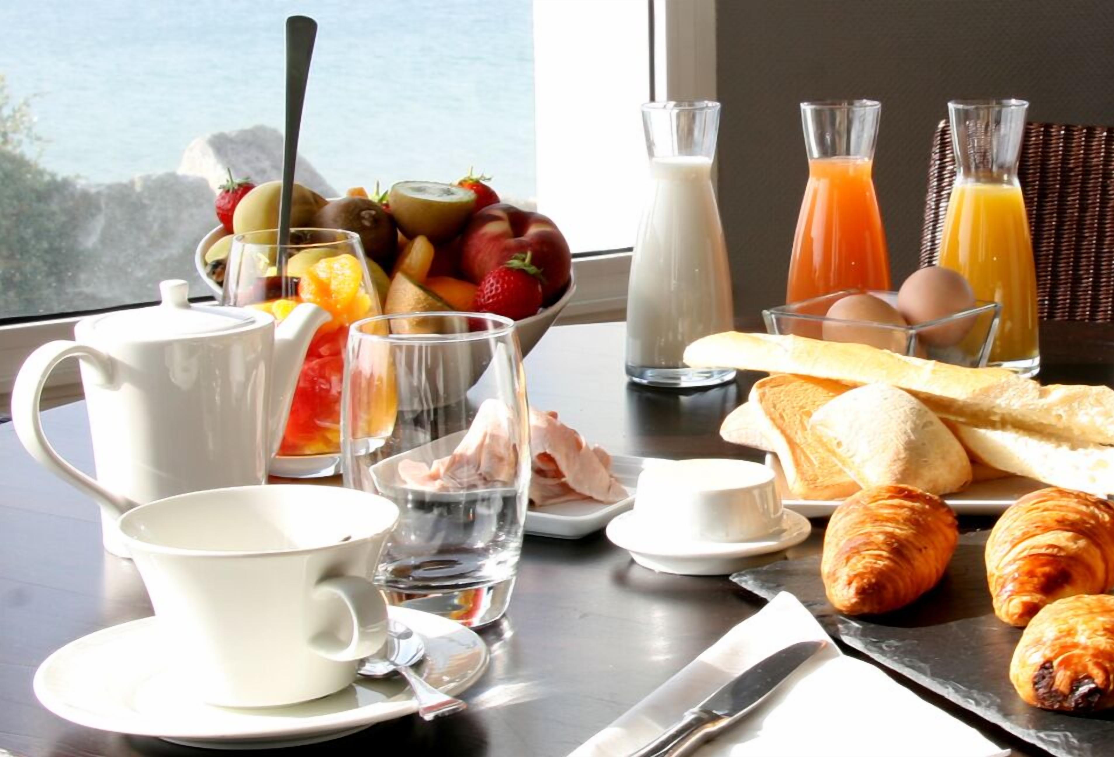 Daily buffet breakfast (EUR 19 per person)