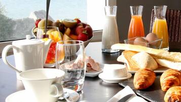 Se ofrece un desayuno bufé todos los días (19 EUR por persona)