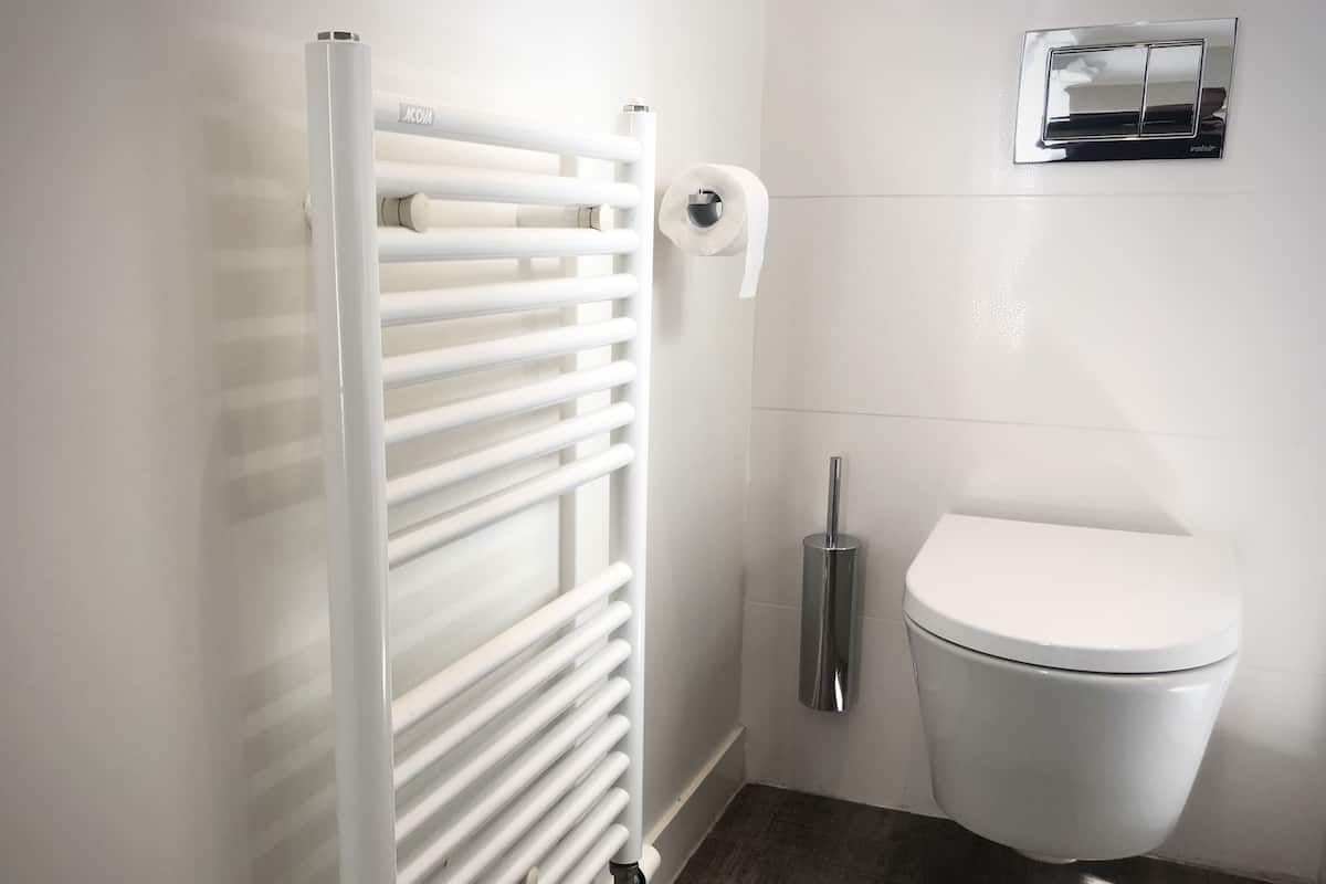 Duş, geniş duş başlığı, ücretsiz banyo/kozmetik ürünleri