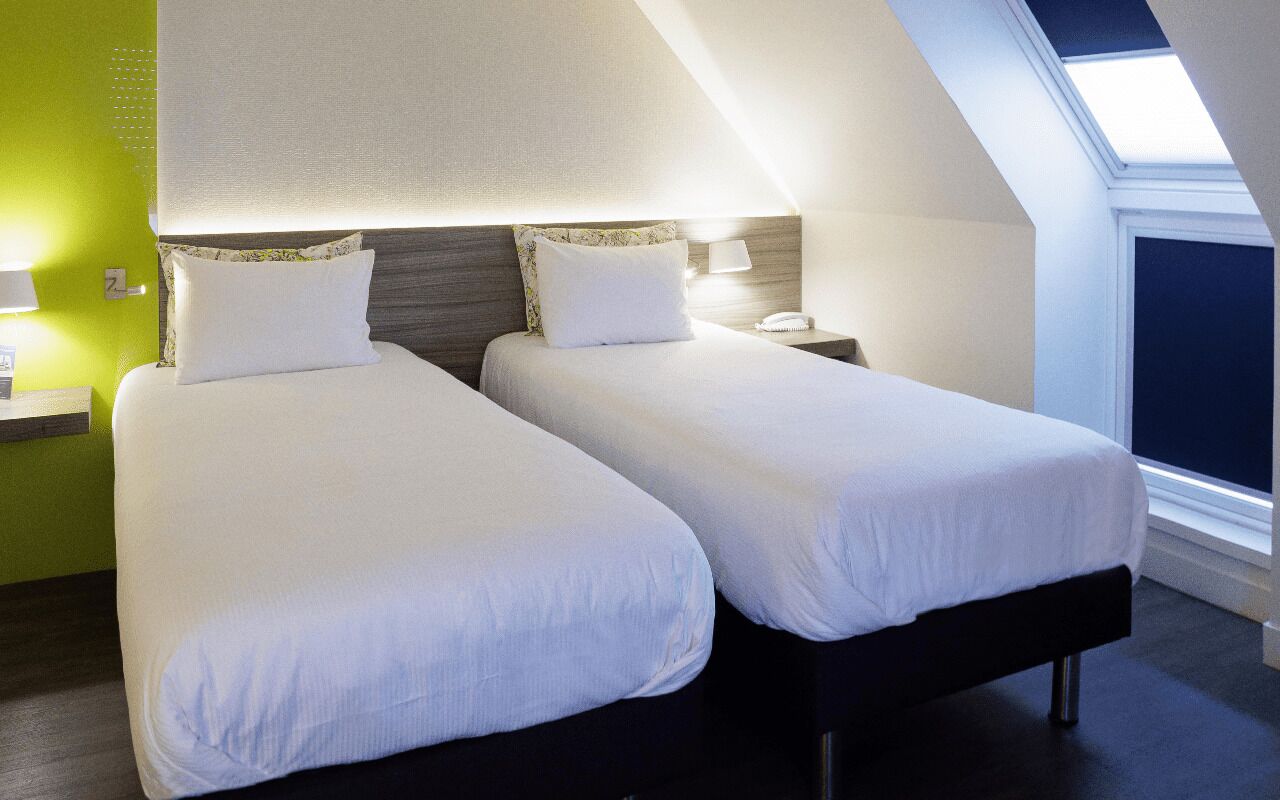 经典双床房 | 高档床上用品、特色家居、办公桌、笔记本电脑工作区