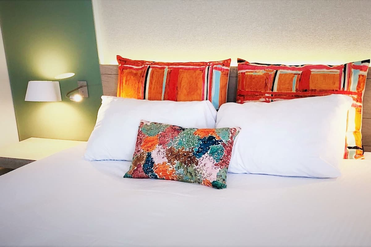 Classic Üç Kişilik Oda | Kaliteli yatak takımı, ayrı ayrı döşenmiş, masa