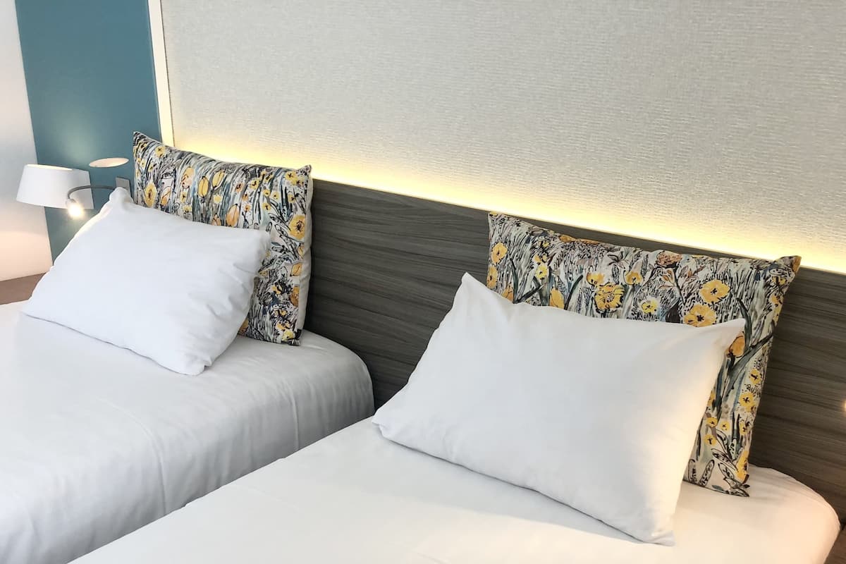 Classic İki Ayrı Yataklı Oda | Kaliteli yatak takımı, ayrı ayrı döşenmiş, masa