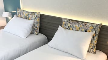Ropa de cama de alta calidad, muebles diferentes y escritorio